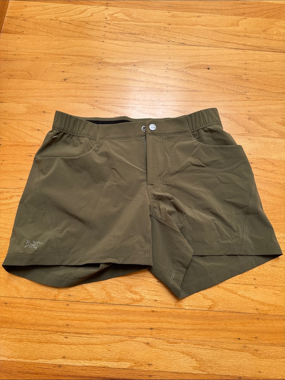 NWOT Arc'teryx alroy shorts women’s 4 military Olive Green hiking Shorts